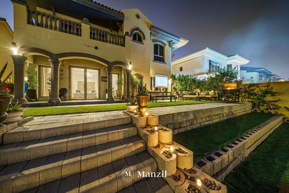 Manzil -Exquisite 5BR Villa in Palm w Beach Access