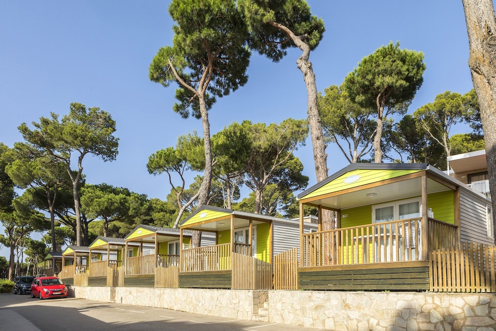 Bungalow Near Pals Beach & Pool