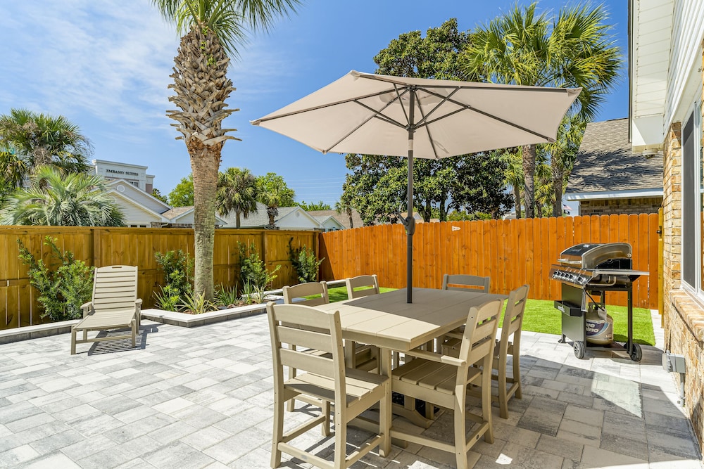 Hotel Destin Beach House - Just A Splash By Panhandle Getaways - Image 1