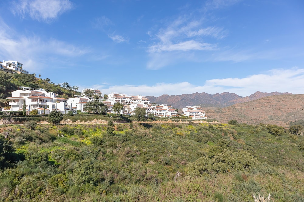 Apt Mairena Forest sea View & Pool