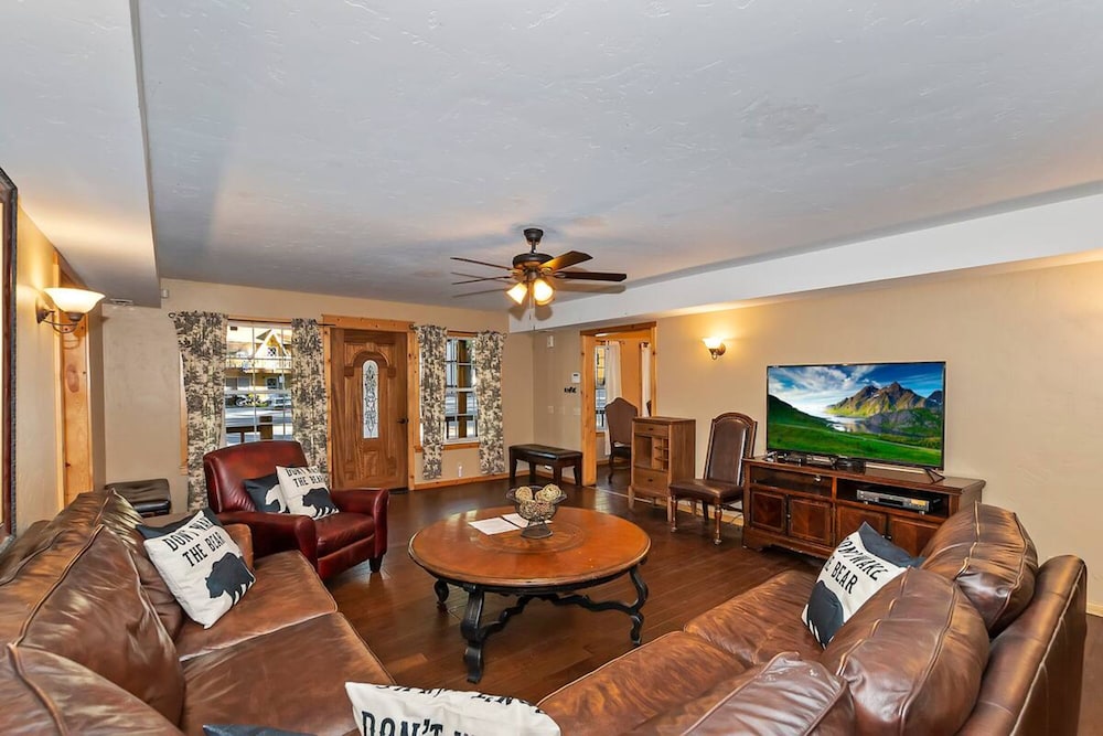 Big 10 Luxury Cabin with HotTub