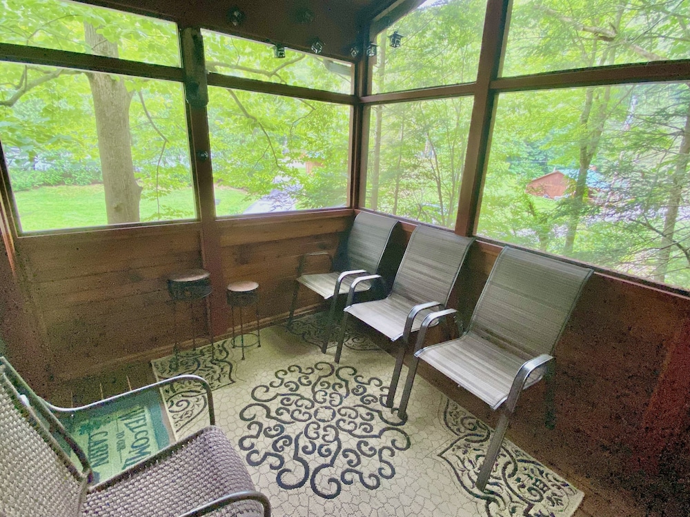 Creeksong Hollow 2 Bedroom Cabin by RedAwning