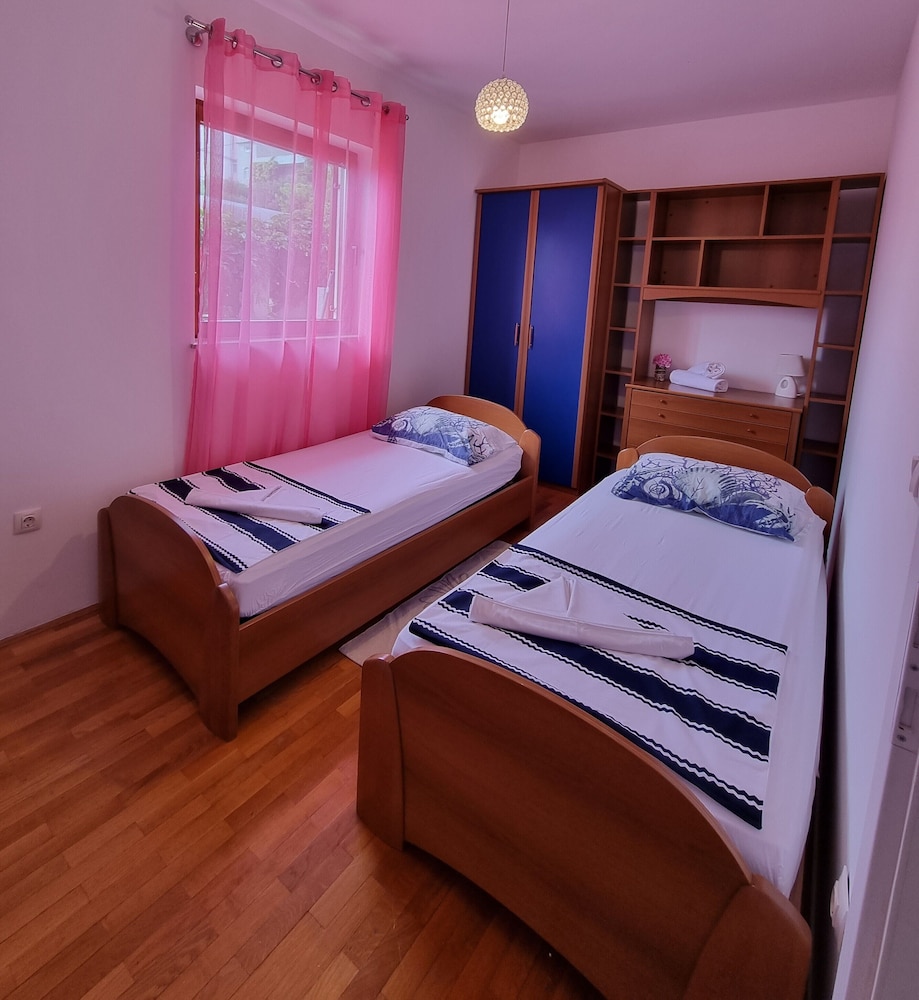 Large 120 m2 apt With Patio,1 min Walk From Beach view 4