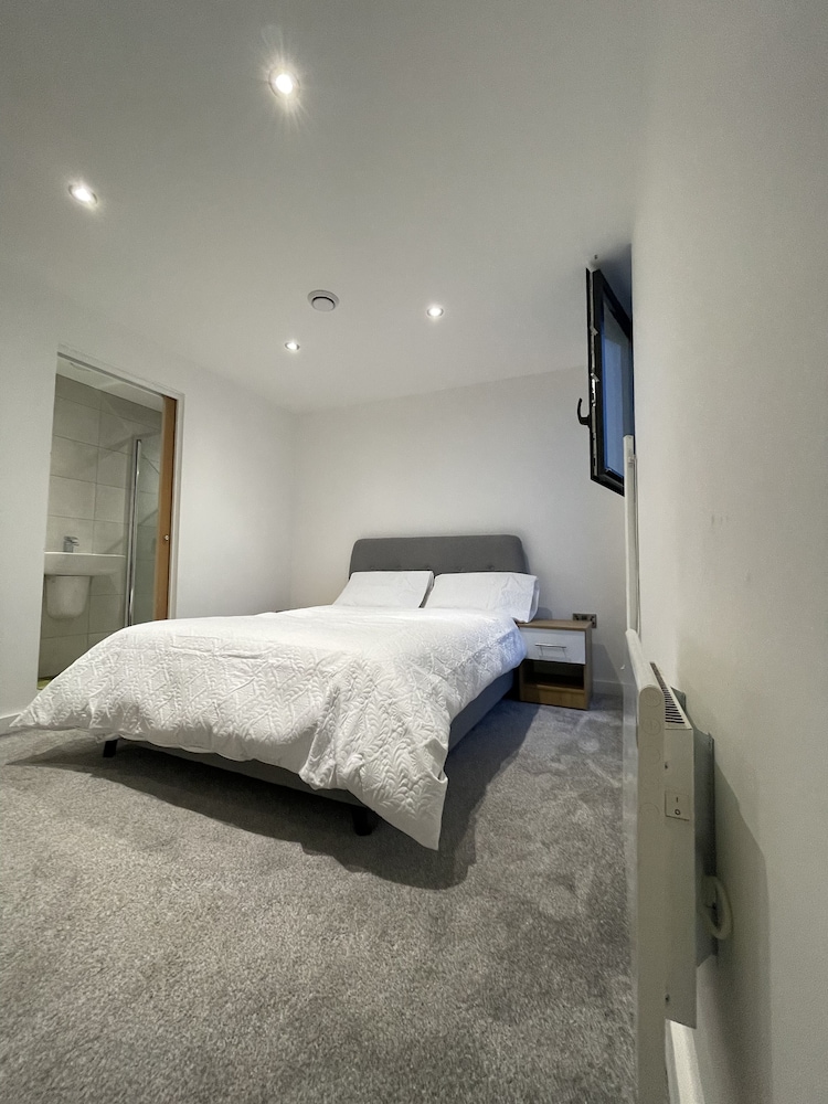 Luxury 2-bed Apartment in Manchester With Parking view 4
