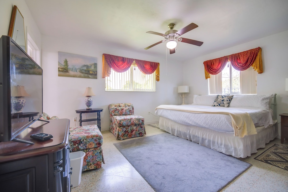 < 3 Mi to Hard Rock Stadium: Miami Home w/ Sunroom