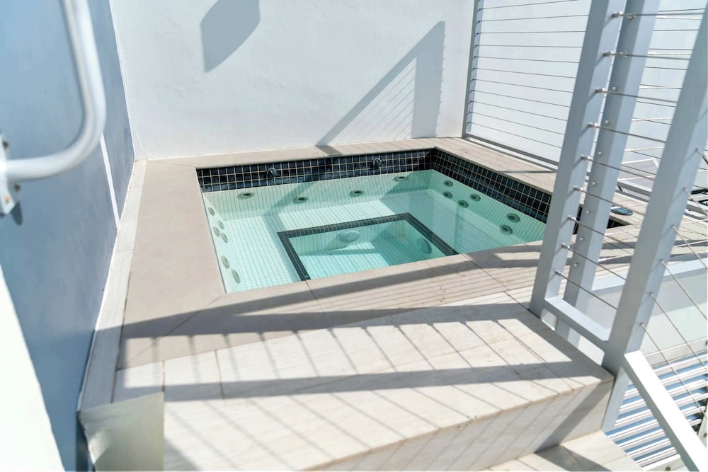2BR Ocean Penthouse: Private Terrace & Hot Tub - Image 4