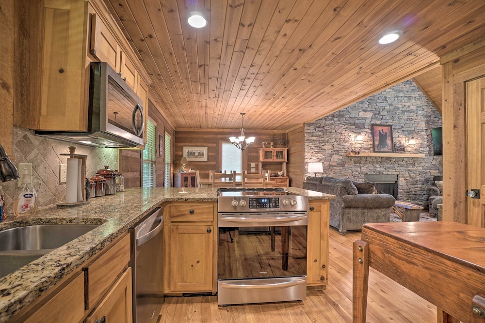 Mountain-view Cabin w/ Hot Tub, Near Lake Chatuge! view 4