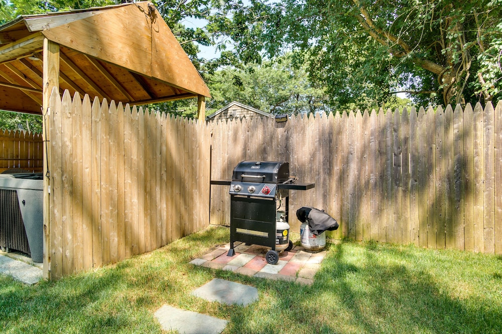 Hot Tub & Kayaks: Dog-friendly House in Yarmouth