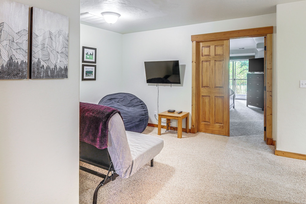 1 Mi to Ponderosa State Park: Condo w/ Pool Access