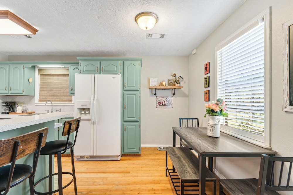 2BR Dog-friendly Home Near Lake w/ Fire Pit