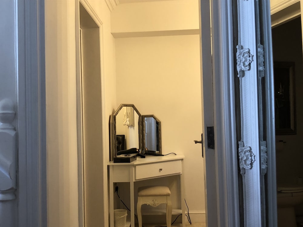 Beautiful 2 Bed Balcony Apart Seafront Eastbourne view 3