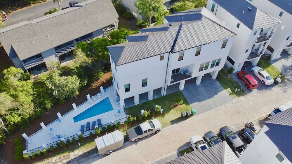 Casa d' Azure by Avantstay Sleeps 18, Private Pool, Golf Cart Included
