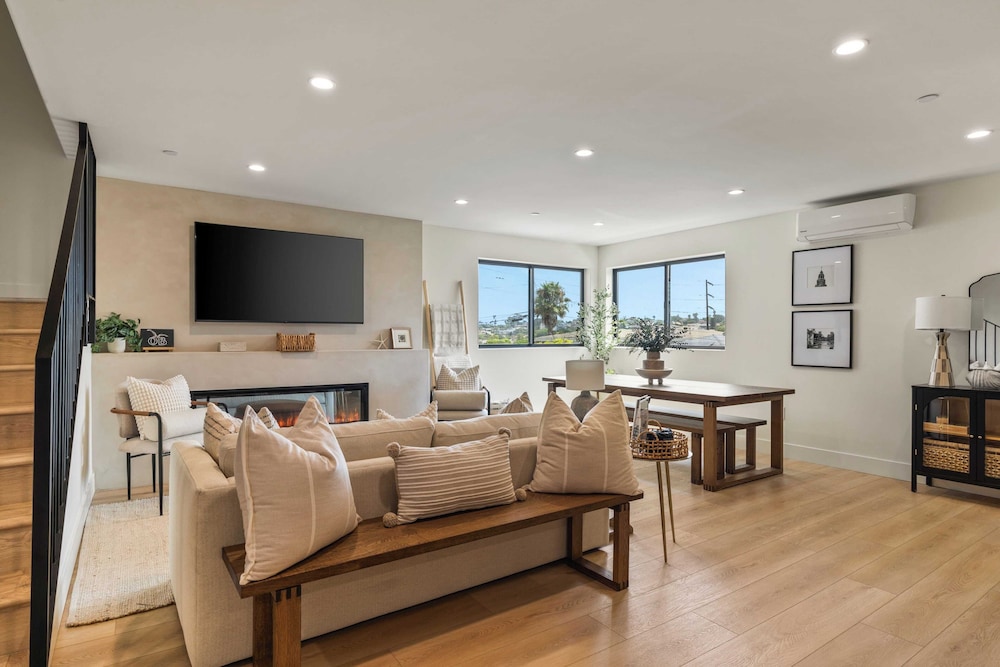 2 Homes in San Clemente by Avantstay Sleeps 26, Steps From Sunset Cliffs, Ocean Beach & Dining