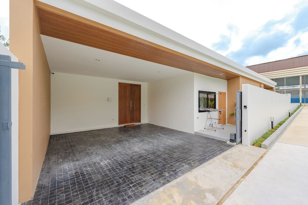 Full Size In Door Tennis Court Gym  V264