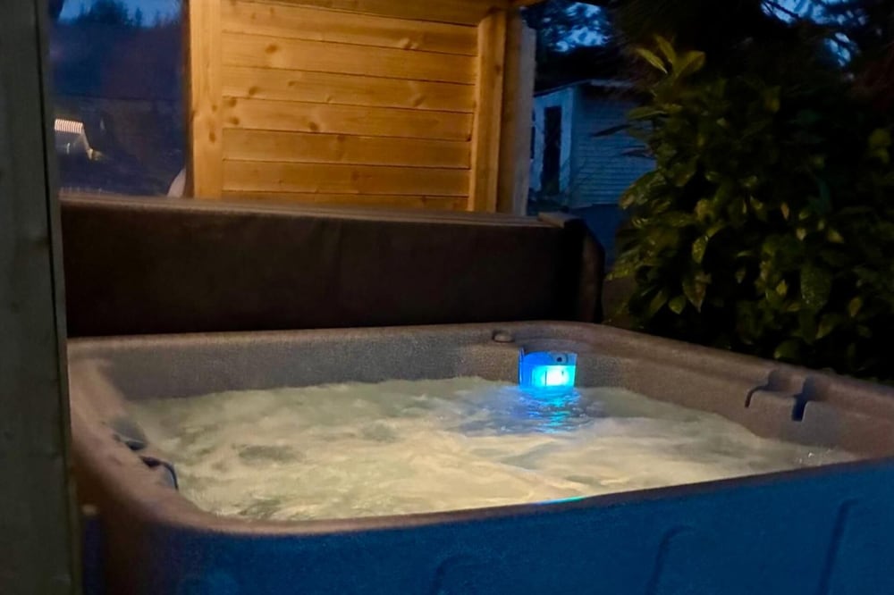 Family-pet Friendly-sleeps 10-hot Tub-sauna
