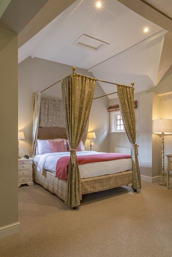 Aylesbury Vacations - The Five Arrows Hotel - Property Image 47