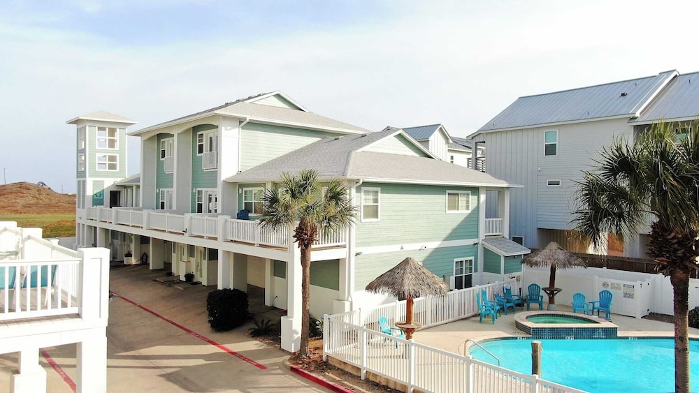 Stylish Condo w/ Pool & Spa Access, Wak to Beach Beach Breeze by Avantstay