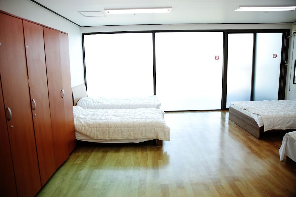 Geomunoreum Hostel