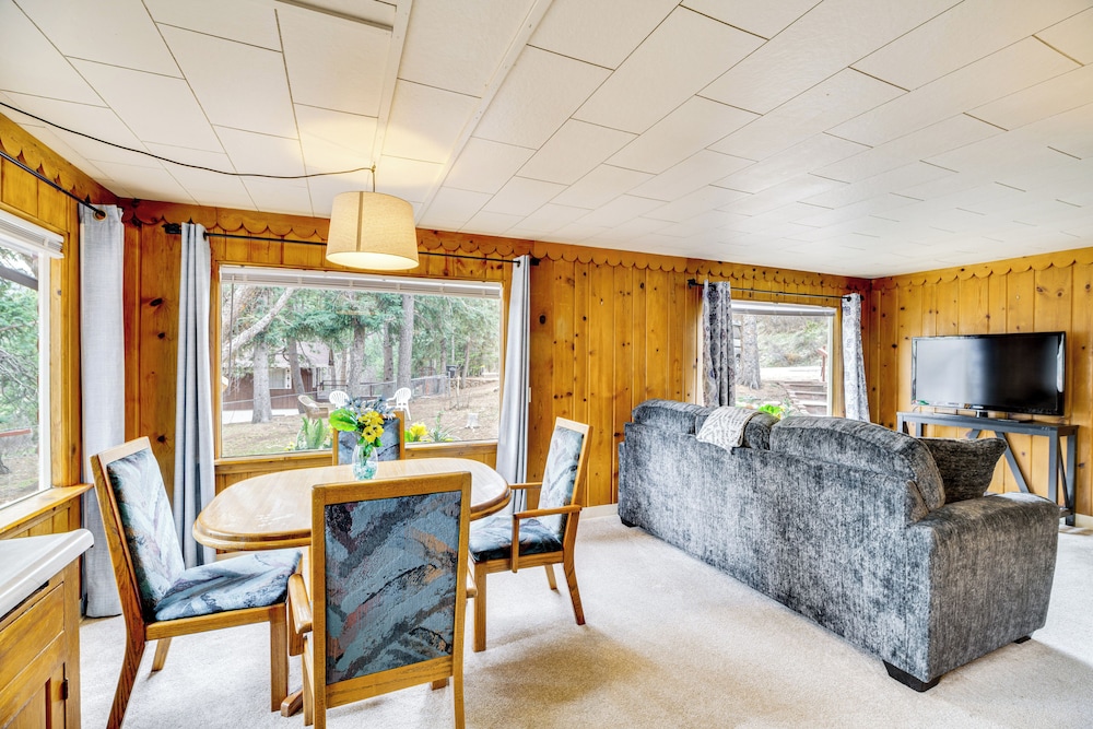 Mountain Retreat at Base of Pikes Peak!