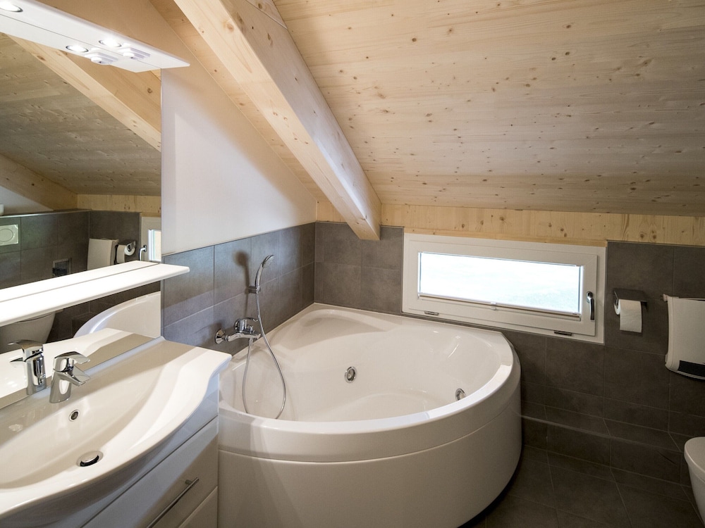 Chalet With Indoor hot tub