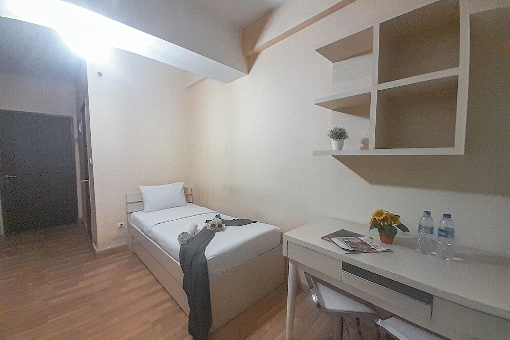 Homey Studio Apartment At Easton Park Residence Jatinangor