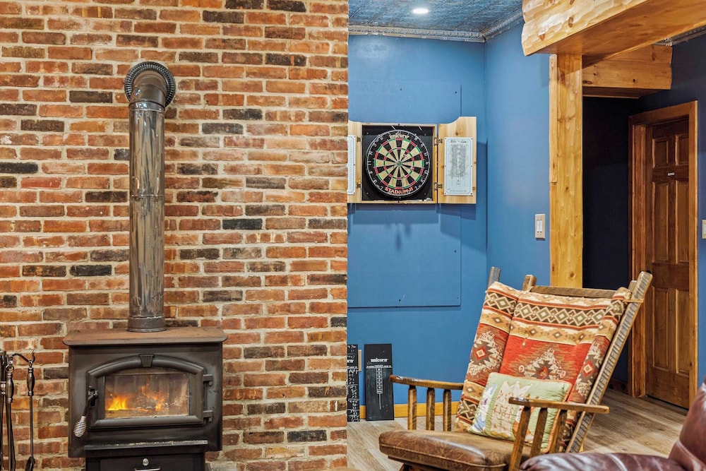 Bigwood Cabin Retreat Hot Tub, Game Room, Firepit Lounge & Private Yard