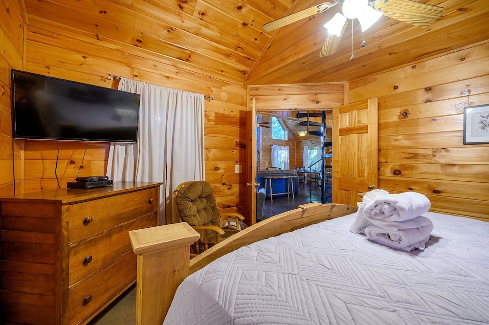 Okehi Pine Cabin With Wood Burning Fireplace and Outdoor Hot Tub by Redawning view 5