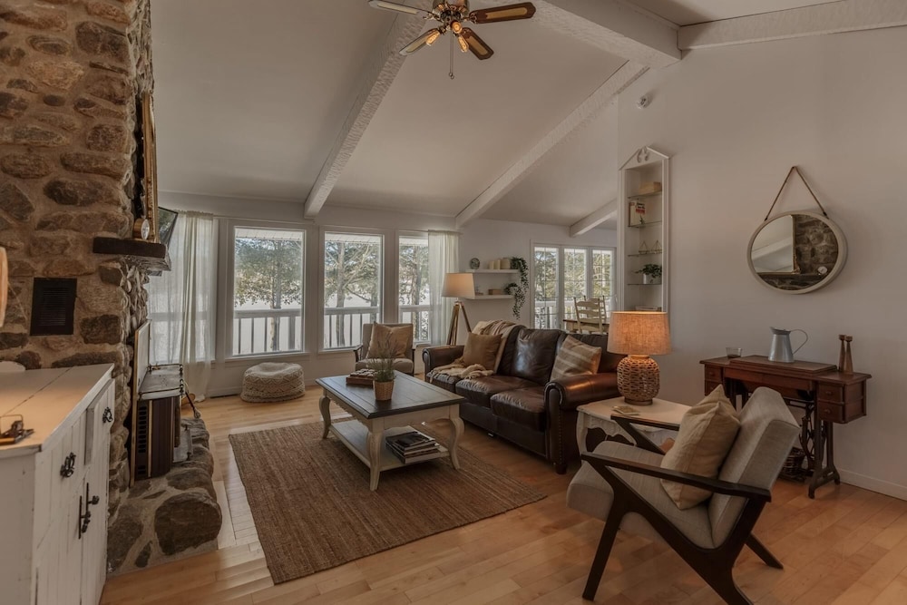 The Otter Lakehouse - Beautiful Cottage on the Lake With Lake Sports Included