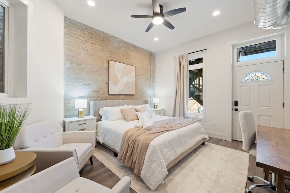 Luxury 2BR Condo in Wicker Park
