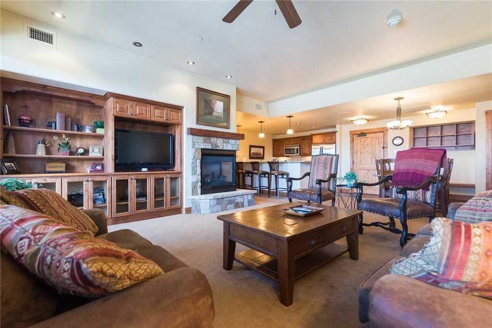 5101 Emerald Lodge, Trappeur's Crossing Apartment 3