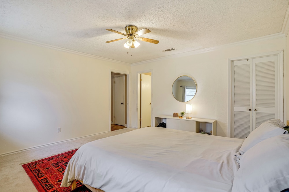 Karaoke Ready! Fort Worth Area Home w/ Pool