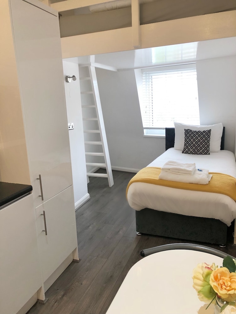 Fox House, Studio Apartments
