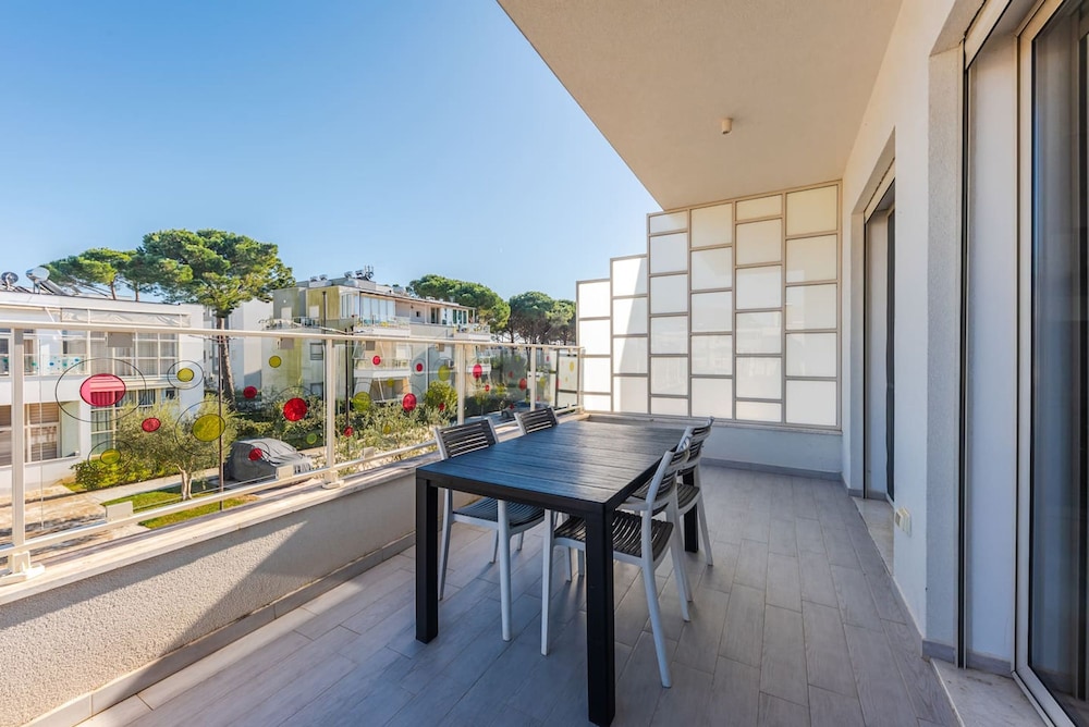 Tranquil Apartment With Pool Access - Manjola