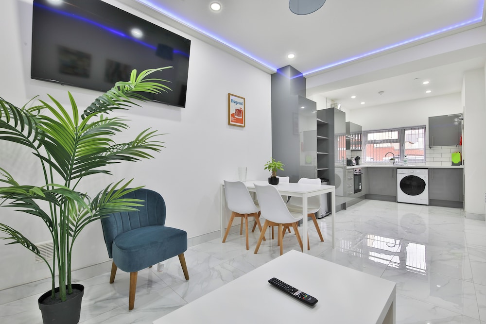 Modern 2 Bed House - Sleeps 4