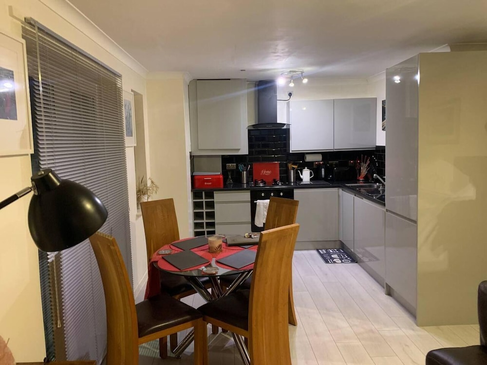 Lovely 2-bed Apartment in Wallasey, Sleeps 4 view 4