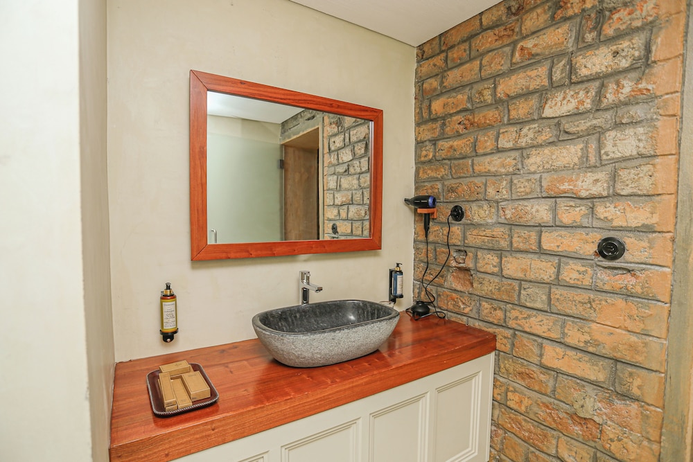 Mumba Lodge by Flow