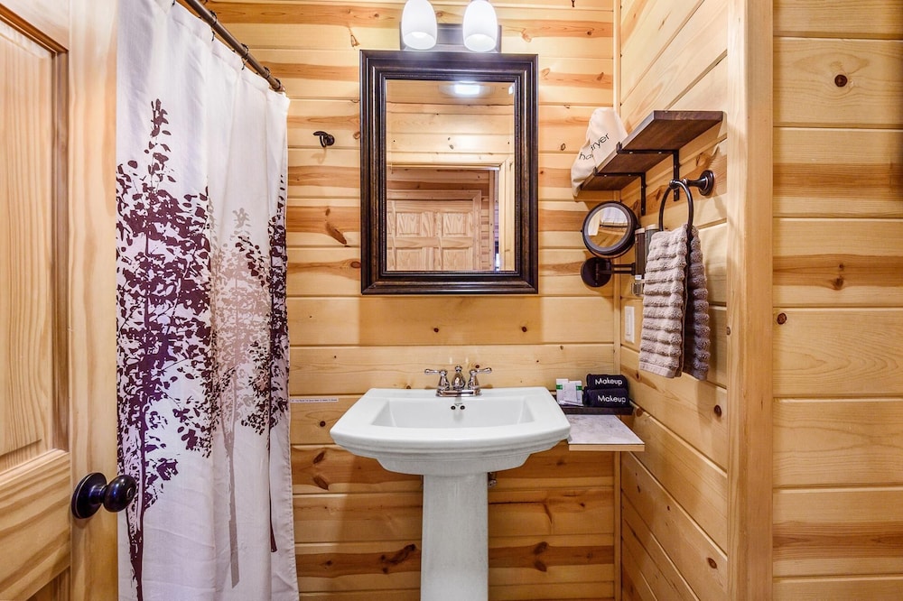 Timber Nest Goshorn Lake Dock, Pool, Town HOT Tub!