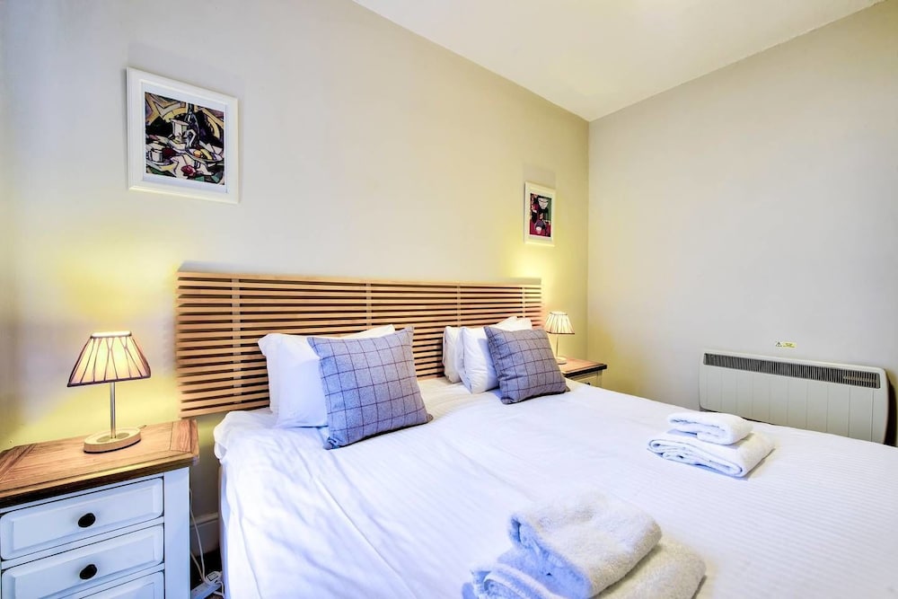 JOIVY Perfect Location! Charming Rose St Apt for Couples view 2