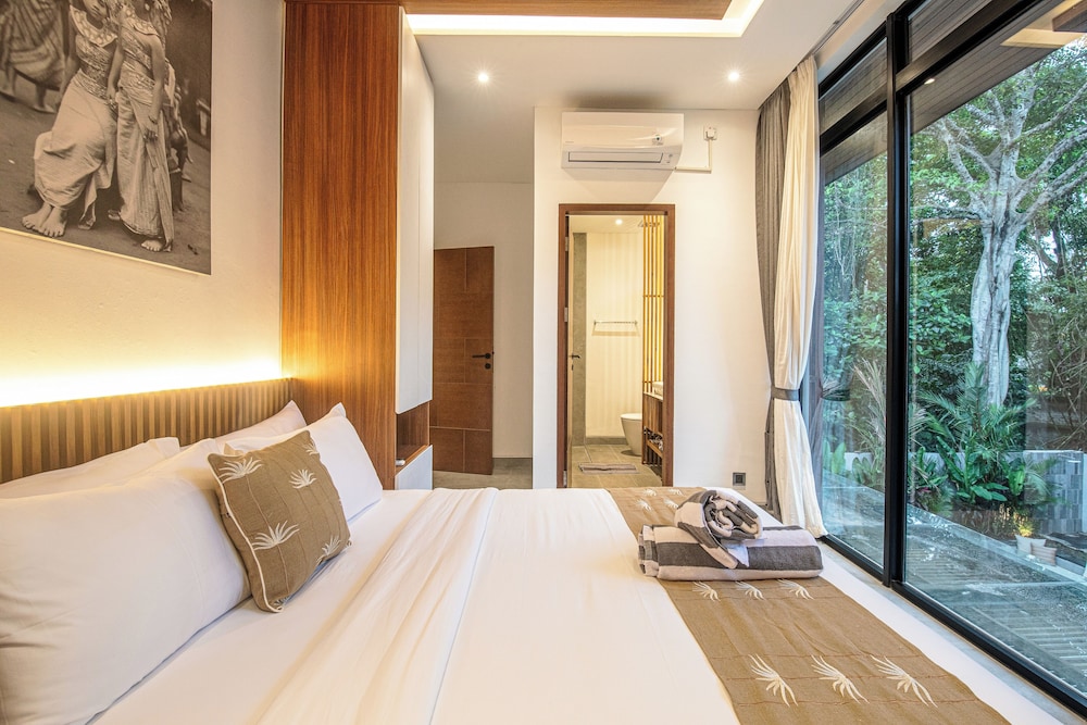 Enchanting 5BR Canggu Villa Moments to Sea
