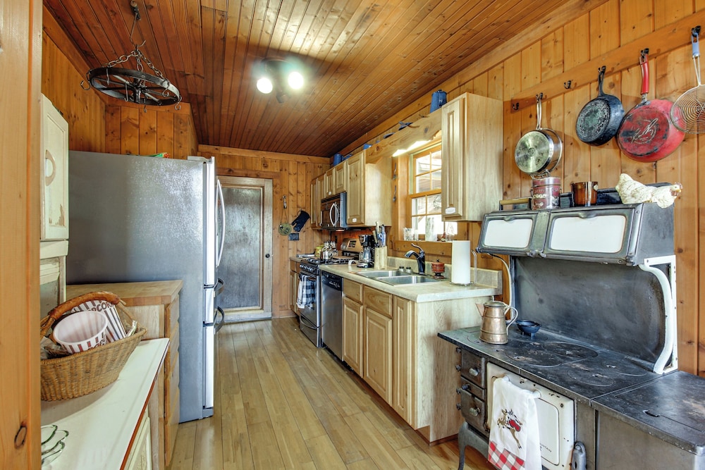 Reel in Fish, Relax By Fire: Mcminnville Cabin
