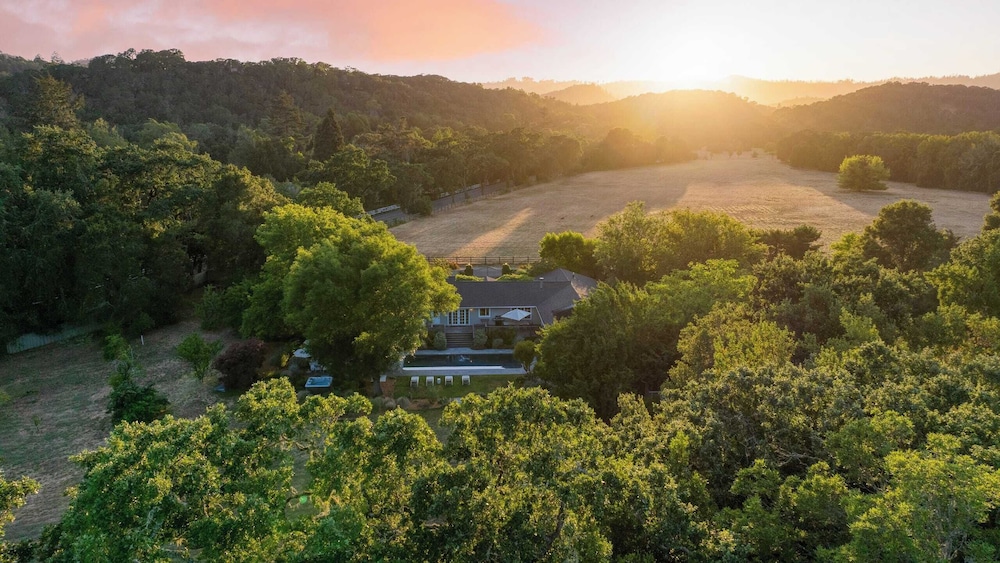 Glen Ellen Escape 5BR Retreat w/ Pool, Hot Tub, Hammocks & Vineyard Views