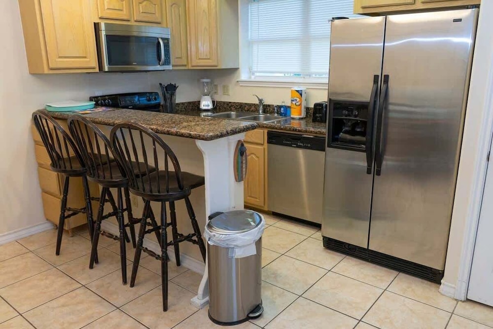 Open & Modern Pool #b Walk To Beach 2 Bedroom Condo