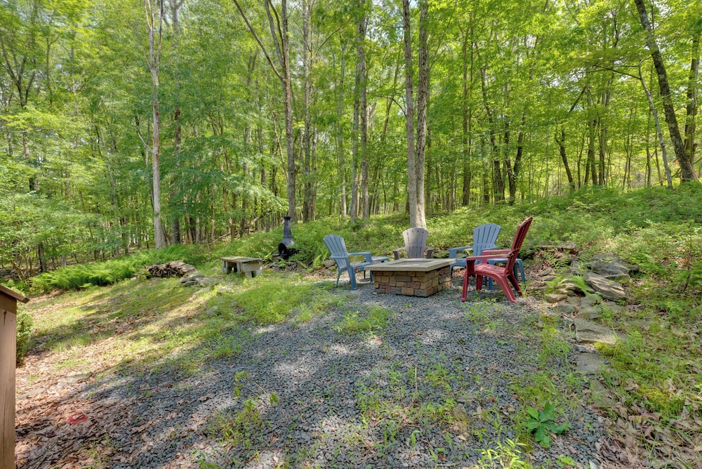 Game Room + Lake Access: Albrightsville Escape
