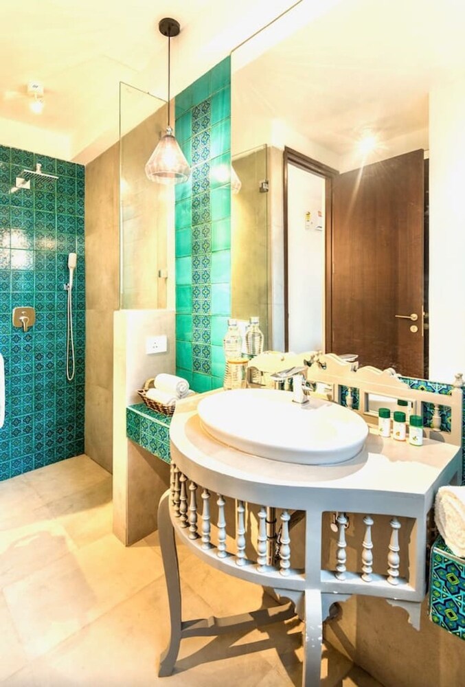 Modern Tropical 2bhk Near Beach Pool Garden
