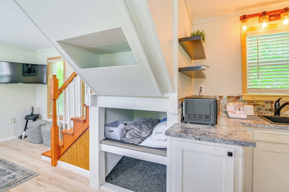 2 Mi to Msu: Tiny Home w/ Furnished Deck!