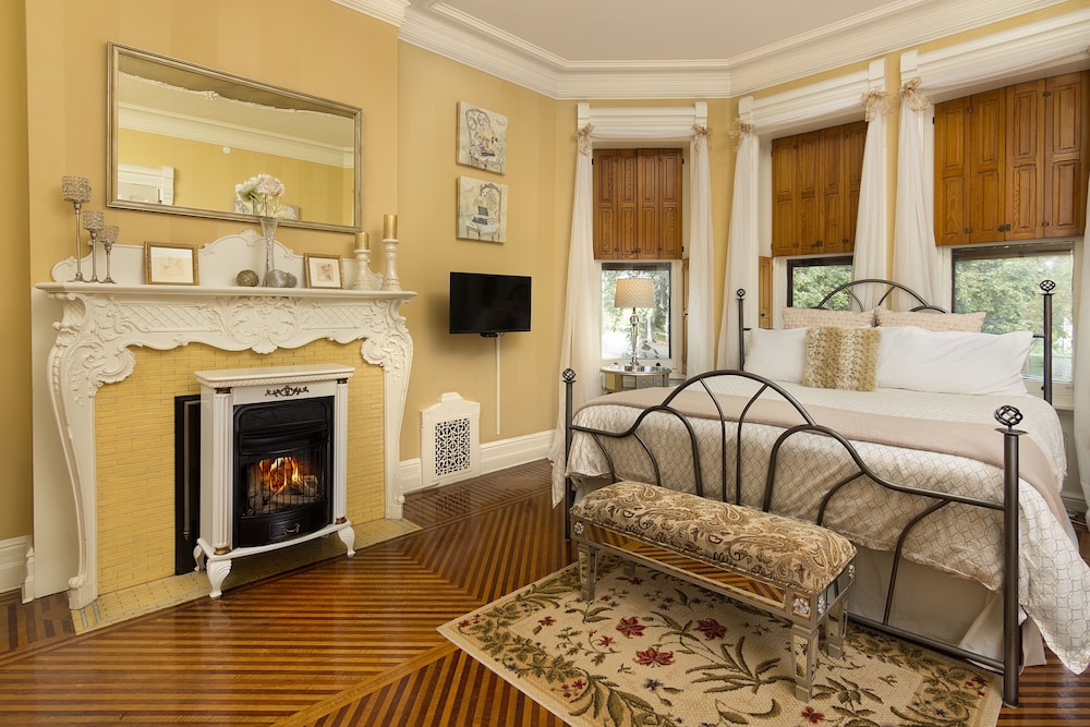 Reynolds Mansion B&B