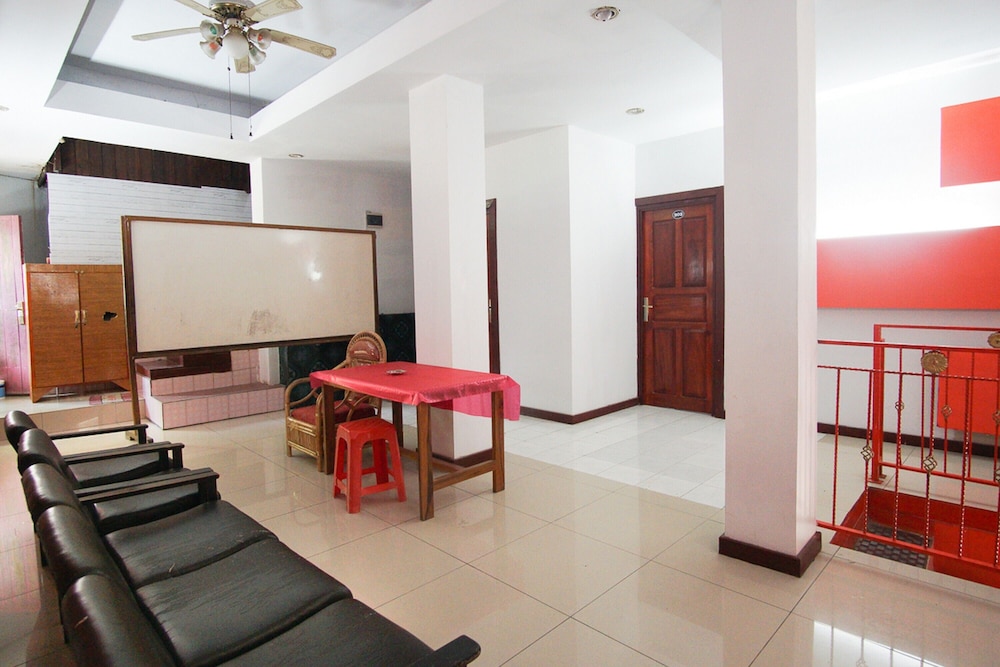 RedDoorz near Mall Abepura view 5