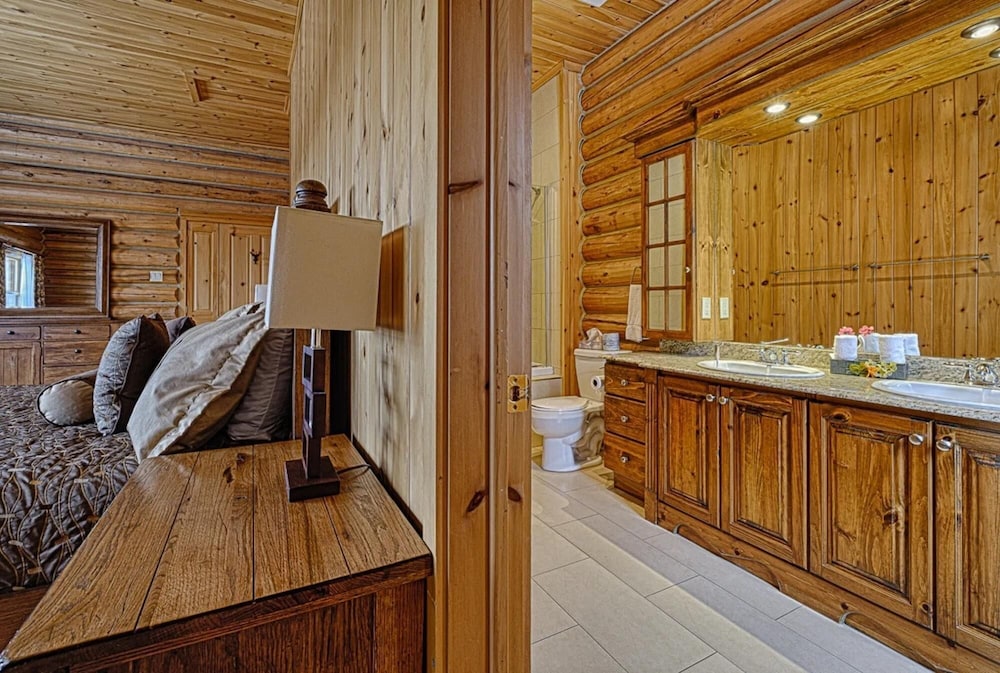 Duc 83 - Luxury log Cottage With hot tub and Exterior Barrel Sauna