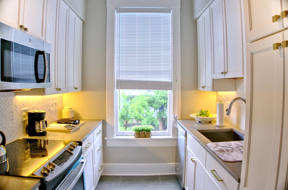 Renovated 2BR Savannah Home view 4