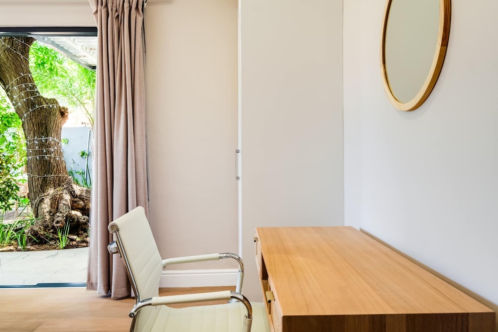 Camps Bay 4bed Villa w Pool Luxe on Central
